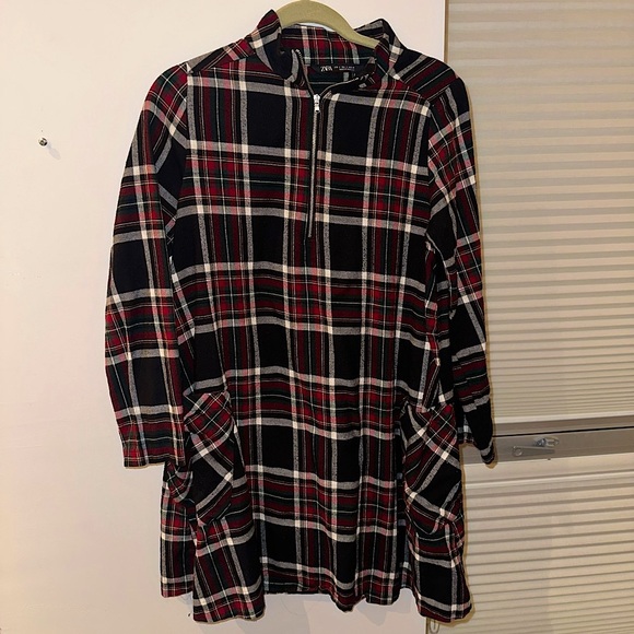 Plaid dress with angled pockets and zippered collar. - Picture 2 of 8
